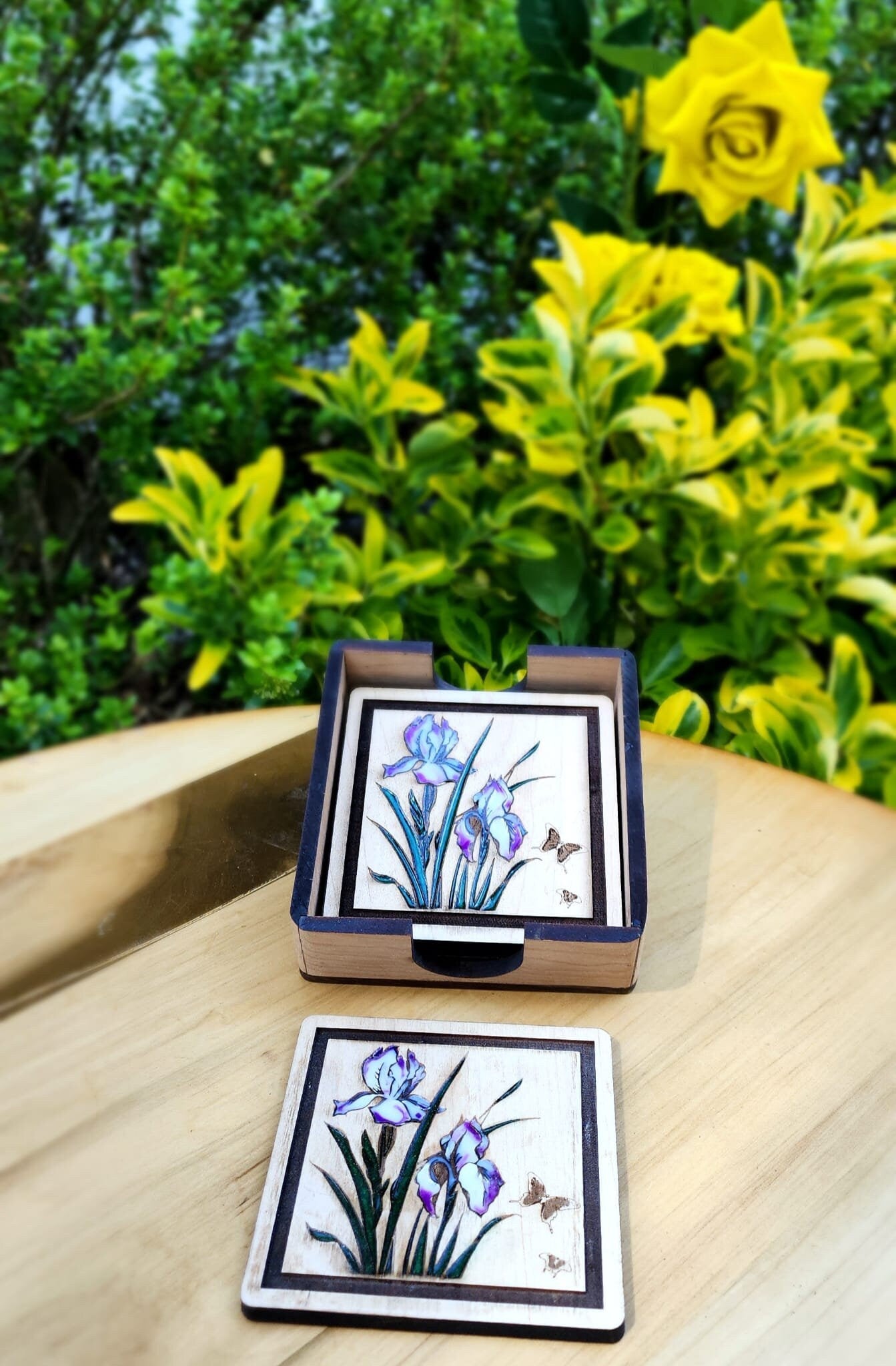 Wood And Resin Coaster, Iris Flower Coaster, Porta vasos , Coaster gift, Anniversary Gift, Wedding Gift , Occasion Gift, Resin, Wood Art .