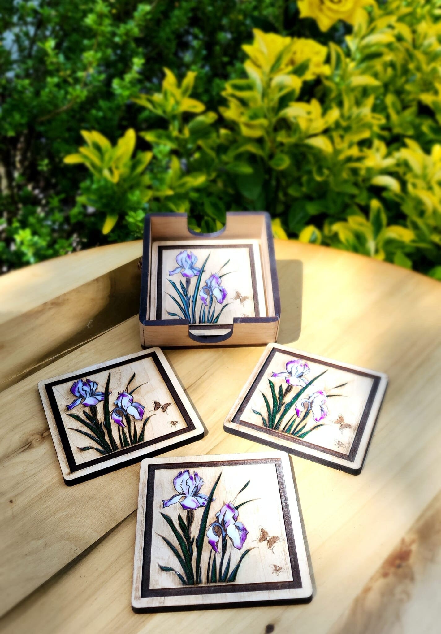 Wood And Resin Coaster, Iris Flower Coaster, Porta vasos , Coaster gift, Anniversary Gift, Wedding Gift , Occasion Gift, Resin, Wood Art .